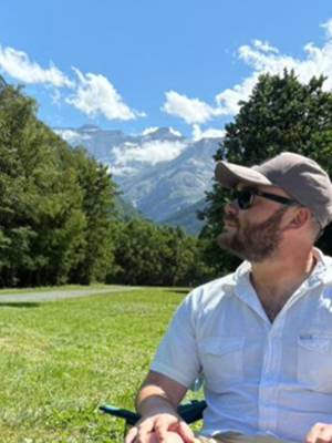 Bildet kan inneholde: briller, briller, har, sommer, solbriller.
